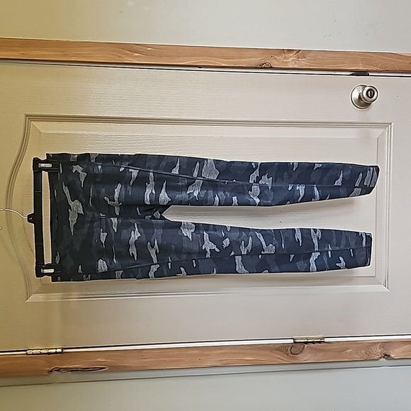 Athleta Pants - Athleta ultimate camo 7/8 tight XS